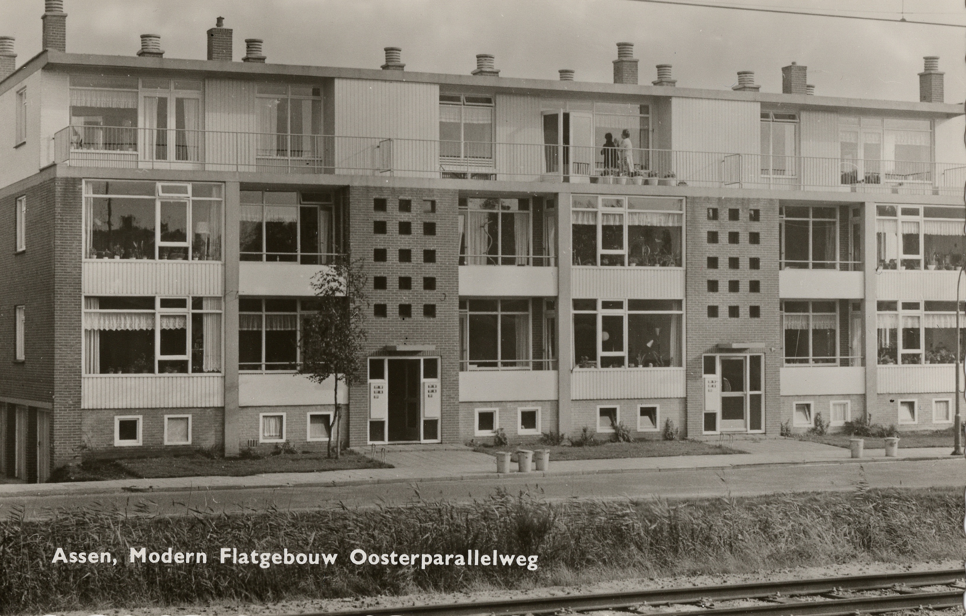 De Asser ansichtkaartenmaker Le Roux meldde bij dit huizenblok aan de Oosterparallelweg bij het station voor alle zekerheid ‘Modern Flatgebouw’. (collectie Reint Hofkamp)